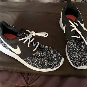 Super cute black Nike’s with hearts brand new!!!